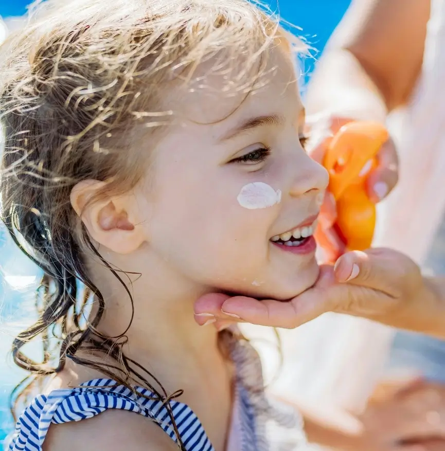 As we enter the summer months, please<br />
remember to apply sun block to your child<br />
before or on arrival. Sunblock will be<br />
reapplied during the day as per our Sun<br />
Safety Policy. Also please provide a named<br />
hat for your child to wear at the centre.